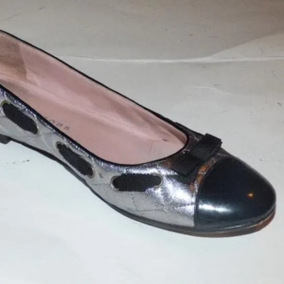 Marc Jacobs size 7 quilted silver leather & black patent leather flats